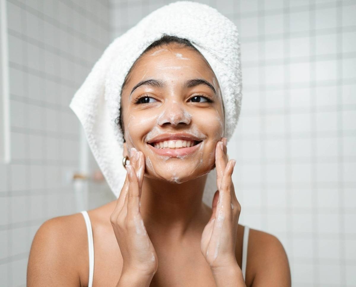 La Doppia Detersione: Necessità o Superflua? Guida Completa per una Pelle Perfetta